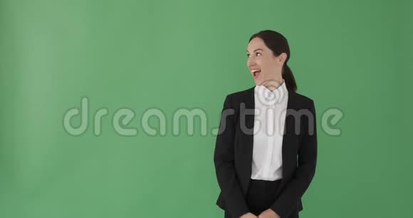 幸福的女商人指着绿色的屏幕视频的预览图