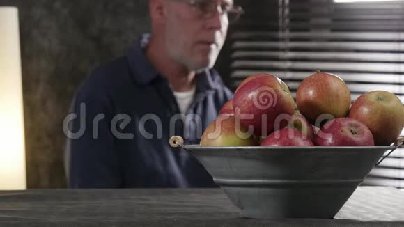 美味的有机红苹果男人带着苹果视频的预览图