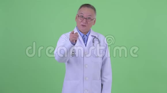 快乐成熟的日本男医生指着相机视频的预览图