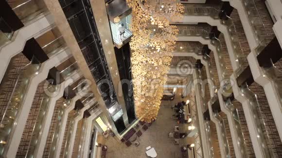 从顶层到第一层的豪华酒店舒适而宽敞的大堂酒店两部电梯下行在那儿视频的预览图