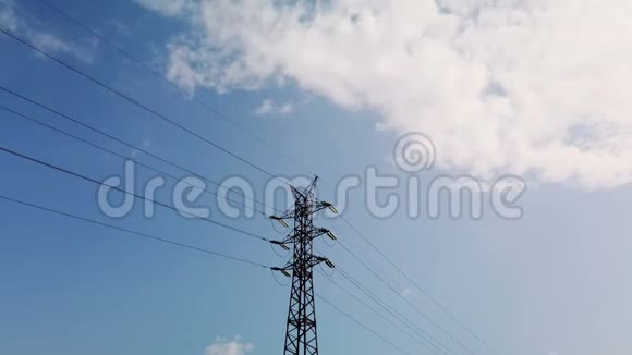 云背景上的高压电力传输线时间流逝视频的预览图