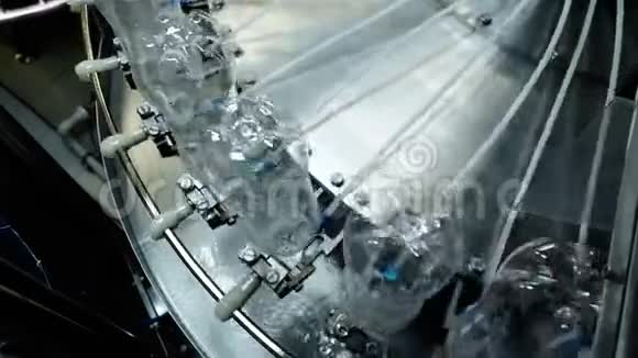 塑料瓶厂灌装预蒸瓶的设备视频的预览图