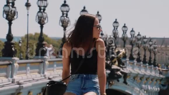巴黎亚历山大三桥年轻法国妇女视频的预览图
