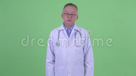 穿着成熟的日本男医生低头思考视频的预览图