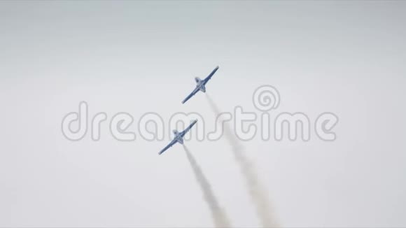 一架飞机在天空中飞行视频的预览图