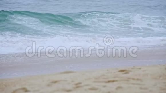 海浪冲击沙滩视频的预览图