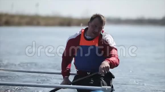 在河上划艇运动员的特写肖像划艇划艇划艇培训做皮划艇人类航行视频的预览图