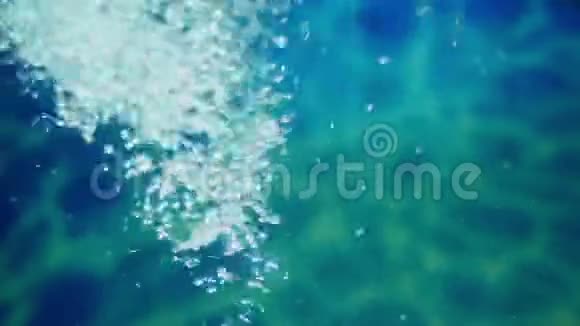 空气中的气泡潮起潮落背景蓝色海洋馆的海水缓慢运动视频的预览图