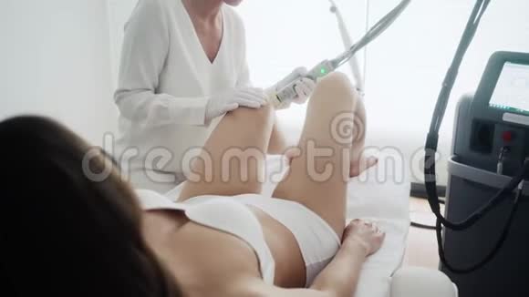 女性顾客腿部激光脱毛治疗视频的预览图
