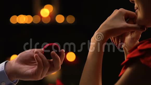 幸福的女人兴奋地看着男朋友向她求婚呈上戒指视频的预览图