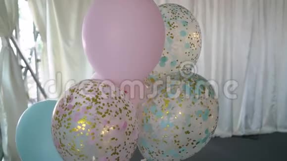 派对上的气球装饰视频的预览图