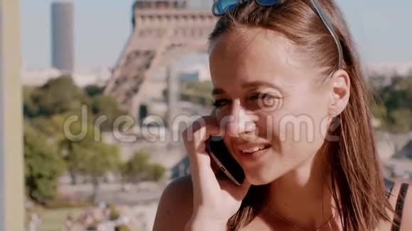年轻的法国女人在巴黎接到电话视频的预览图