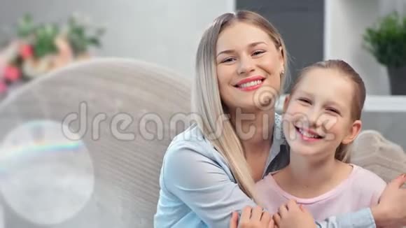 幸福的年轻母亲和十几岁的女儿笑着有积极的情感感受爱视频的预览图