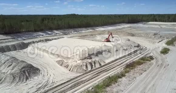 尖头卡车驱动挖掘机在采石场的上景视频的预览图