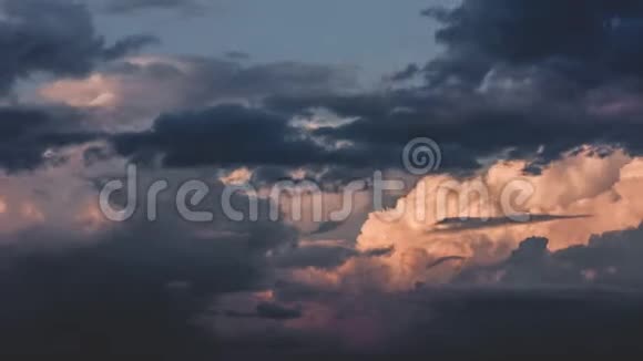 云景美丽的云彩令人难以置信的自然夕阳下的风暴热带云4UHDK视频的预览图