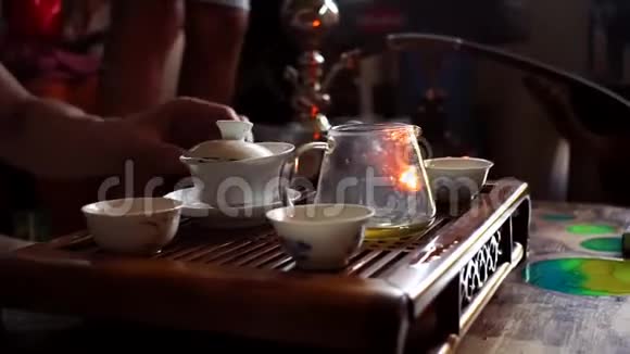 茶道传统工艺的饮茶准备传统的茶叶酿造编制概念过程视频的预览图