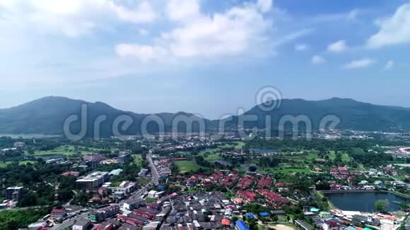 泰国小城市蓝天白云和背景山4k空中超移视频视频的预览图
