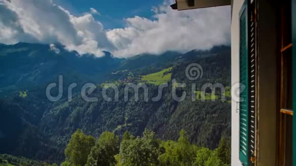 城堡附近瑞士阿尔卑斯山美丽的早晨视频的预览图