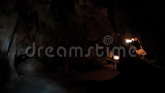 游客在越南TamCocBichDong塔漫步洞穴视频的预览图
