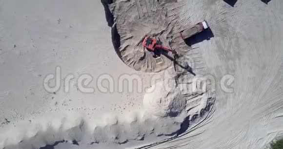 砂坑上景用挖机装车视频的预览图