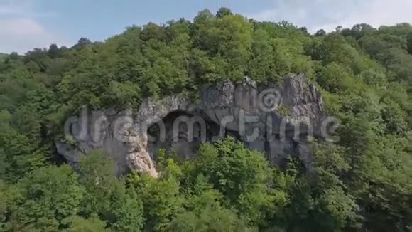 山顶岩洞的鸟瞰图视频的预览图