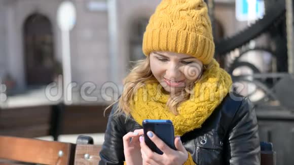 戴着时髦眼镜的开朗年轻女性在手机上交谈高加索女性通过手机高清股票视频通话视频的预览图