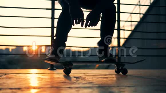 下面的动作在日落背景下滑滑板和跳跃视频的预览图