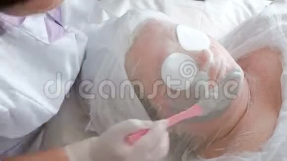 医学美容程序加速视频美容师的手把海藻酸钠面膜强加在女人的脸上皮肤c视频的预览图