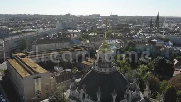 空中飞行的十字架上的朱拉教堂在利沃夫十字路口背景下的城市全景视频的预览图