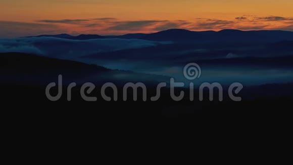 美丽的日出在山上消失视频的预览图