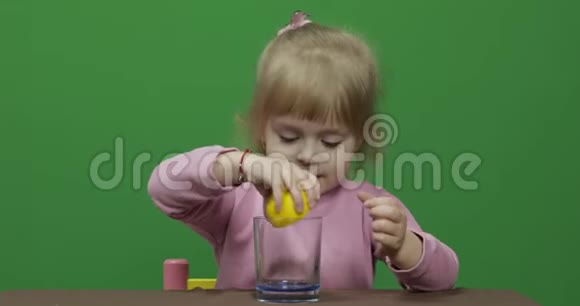 美丽的少女捏着柠檬汁脸上带着鬼脸喝着视频的预览图