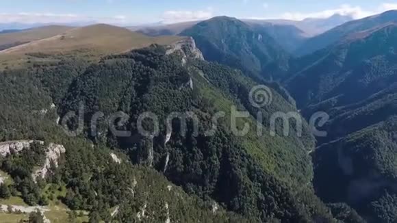 深山峡谷丛林山谷空中景观视频的预览图