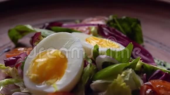 鸡蛋西红柿橄榄油黄瓜和水榨沙拉的夏季沙拉视频的预览图