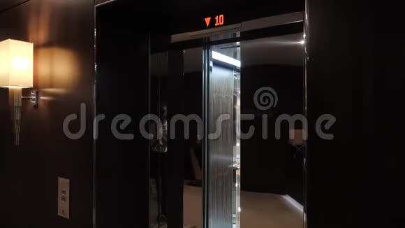 现代豪华透明的电梯打开到一个昂贵的酒店的地板上从里面看到一大片明亮的灯光视频的预览图