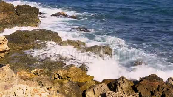 海上风暴汹涌的波涛在岩石海岸上破浪前进视频的预览图