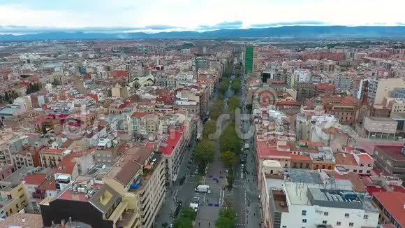 塔拉戈纳加泰罗尼亚西班牙市中心街道兰布拉诺瓦的鸟瞰图视频的预览图