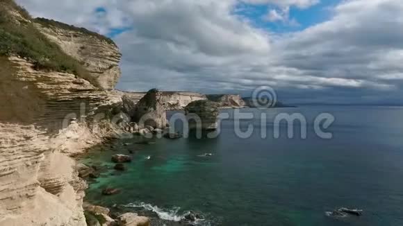 科西嘉岛陡峭的石灰岩层状岩石气景图视频的预览图