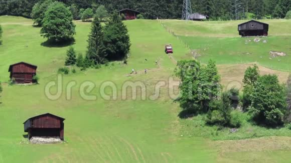 奥地利GerlosTirol村传统干草收割期间的人们视频的预览图