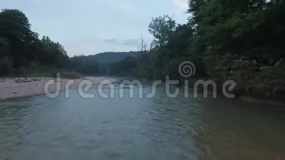 傍晚时分无人机在乡村的河面上飞行视频的预览图