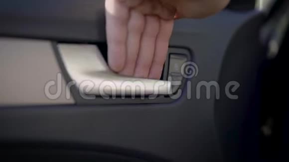 一只雄手打开司机车门现代汽车的令人愉快的材料视频的预览图