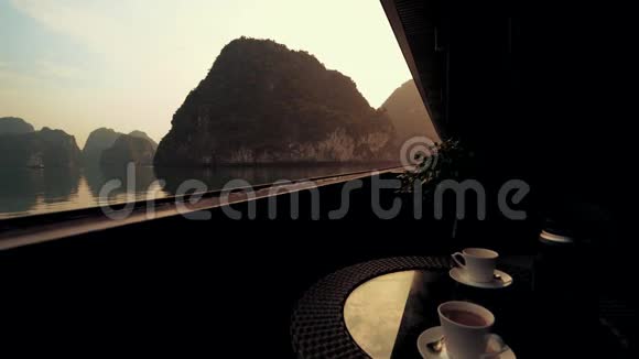 在日落时分的越南海龙湾享用咖啡放松视频的预览图