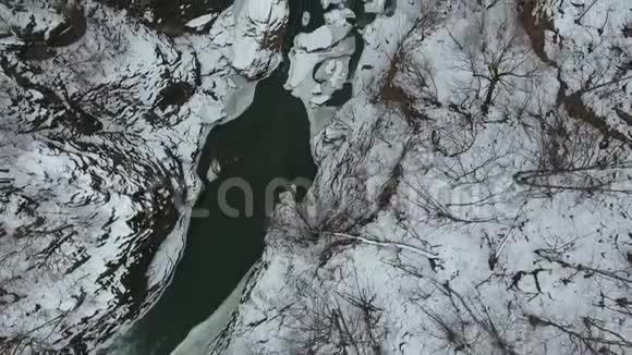 伴河山峡第一雪顶部空中景观视频的预览图