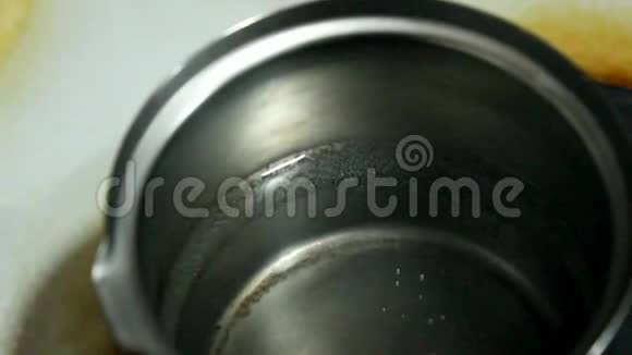 有明显气泡的咖啡壶视频的预览图