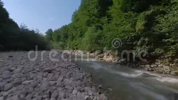 在快速的山溪上飞行的无人机视频的预览图