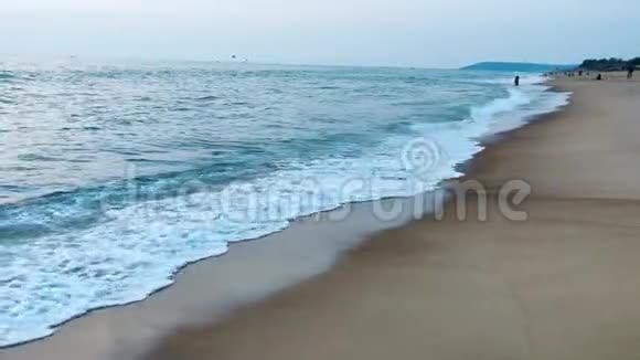 美丽的果阿印度海滩日落海滩侧景游客享受海滩视频的预览图