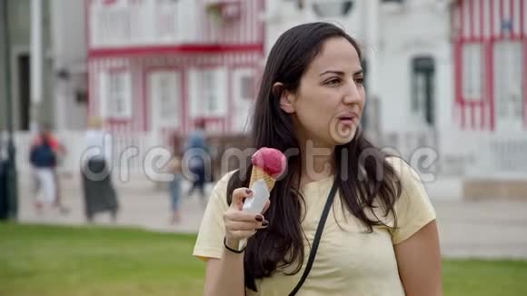 可爱的女孩在夏天吃冰淇淋视频的预览图