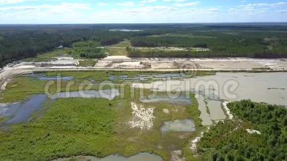 沼泽地清澈的湖泊大沙坑鸟瞰视频的预览图