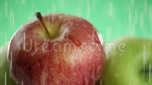 在视频中我们看到苹果水面像波浪一样倾泻特写绿色背景视频的预览图