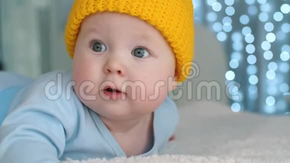 可爱的婴儿戴着黄色的帽子视频的预览图
