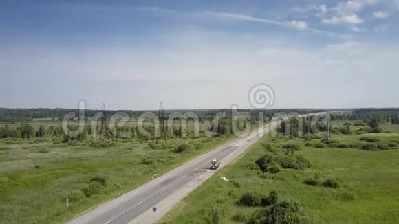 空中拖拉机在路边割草视频的预览图